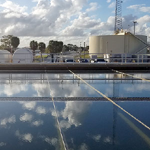 Une installation de traitement de l'eau surveille la présence de matière organique naturelle dans les sources d'eau brute.
