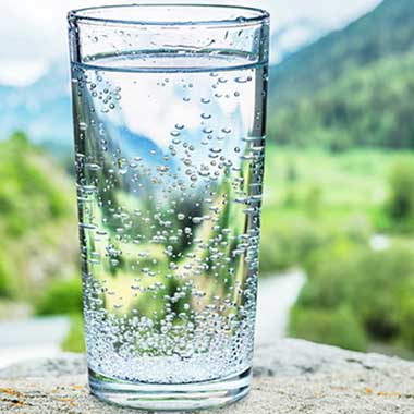 Un verre d'eau claire contient de petites traces de sodium, généralement introduites au cour de l'adoucissement de l'eau. L'excès de sodium a des effets négatifs sur la santé.