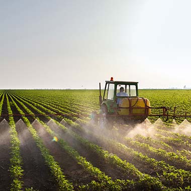 Un tracteur agricole fertilise les cultures, introduisant de l'azote sous forme d'ammoniac.