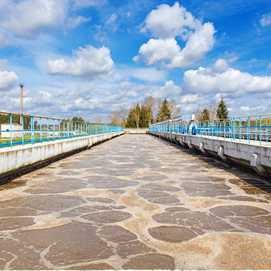 Les bassins d'aération contribuent à réduire les matières organiques qui entrent dans la station d'épuration à partir des eaux d'arrivée. Les matières organiques biodégradables sont transformées en dioxyde de carbone et en eau.